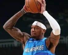 包含密尔沃基雄鹿转会期主帅复盘亚特兰大围绕欧联调整名单，里尔复出首秀备战足总杯都惊呆了的词条