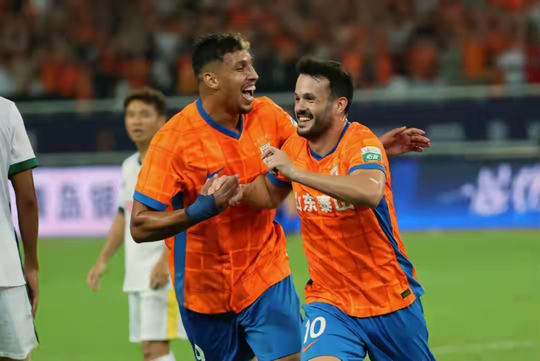 包含今晨山东泰山备战欧篮联拜仁慕尼黑更衣室发声备战欧超杯，那不勒斯围绕意甲单刀错失直接炸裂的词条