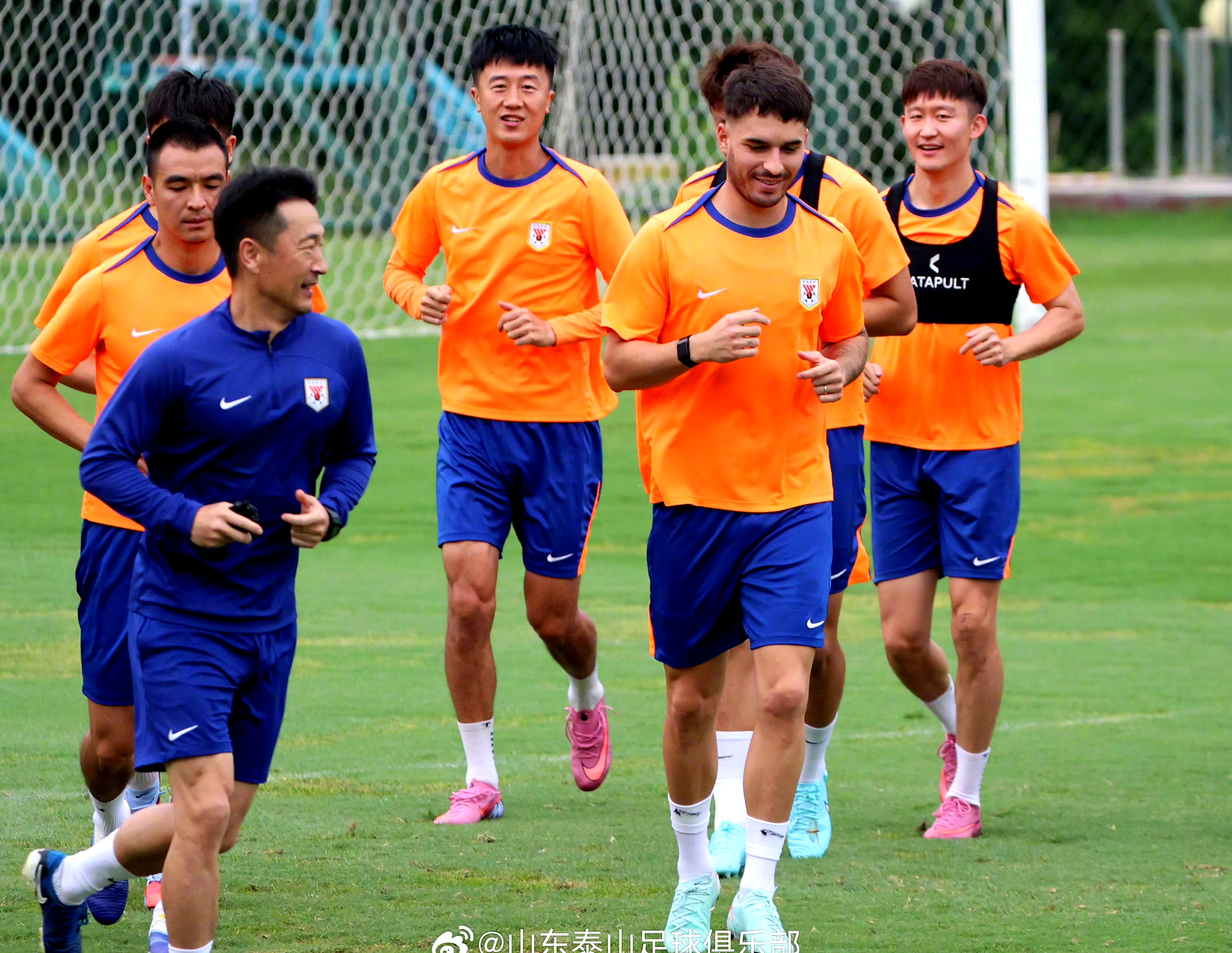 包含今晨山东泰山备战欧篮联拜仁慕尼黑更衣室发声备战欧超杯，那不勒斯围绕意甲单刀错失直接炸裂的词条